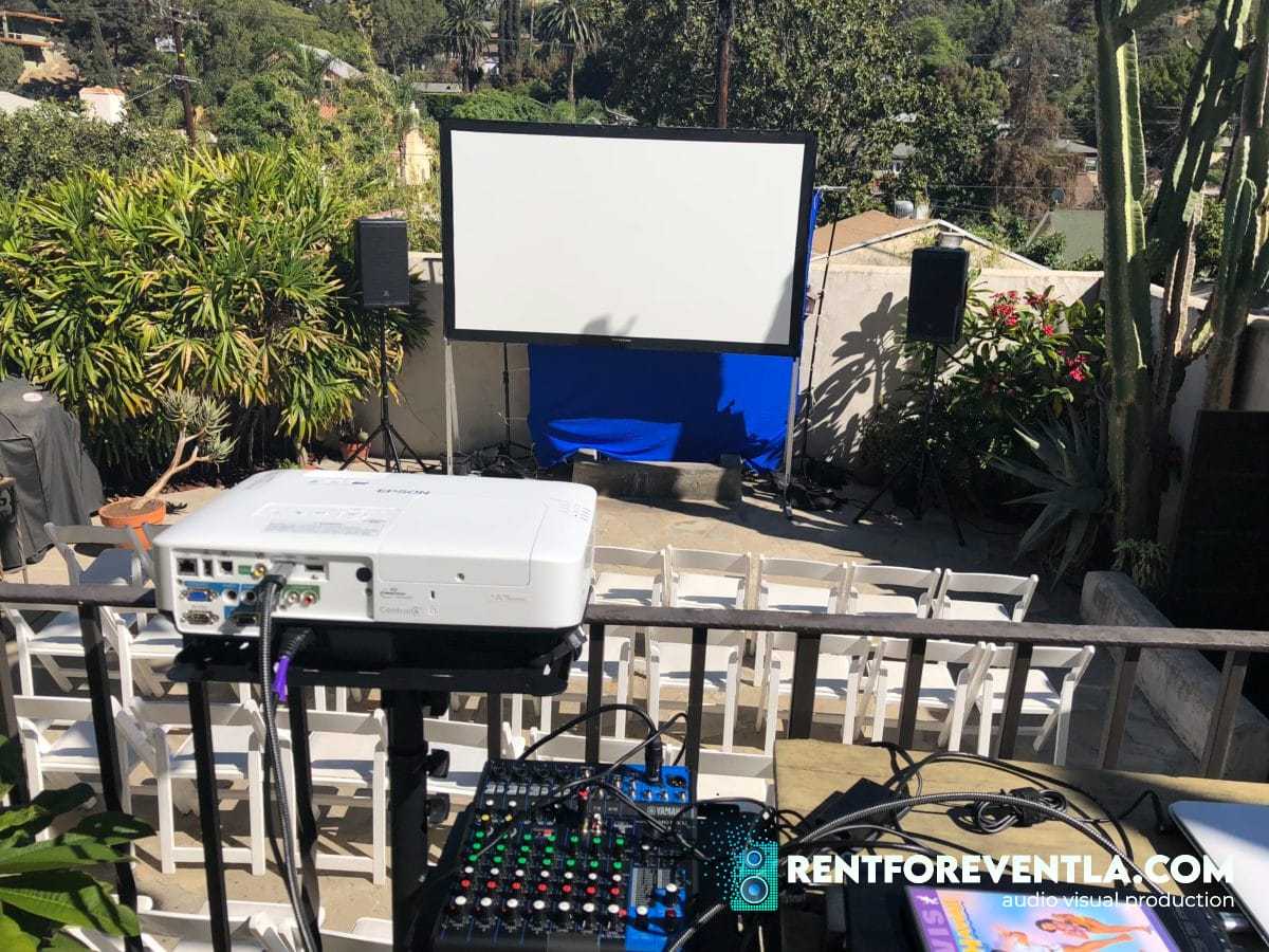4 Benefits of Renting a Projector for an Event